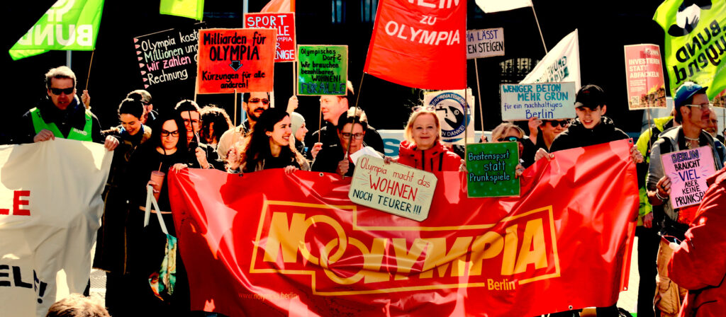 NOlympia Startaktion vor demroten Rathaus in Berlin